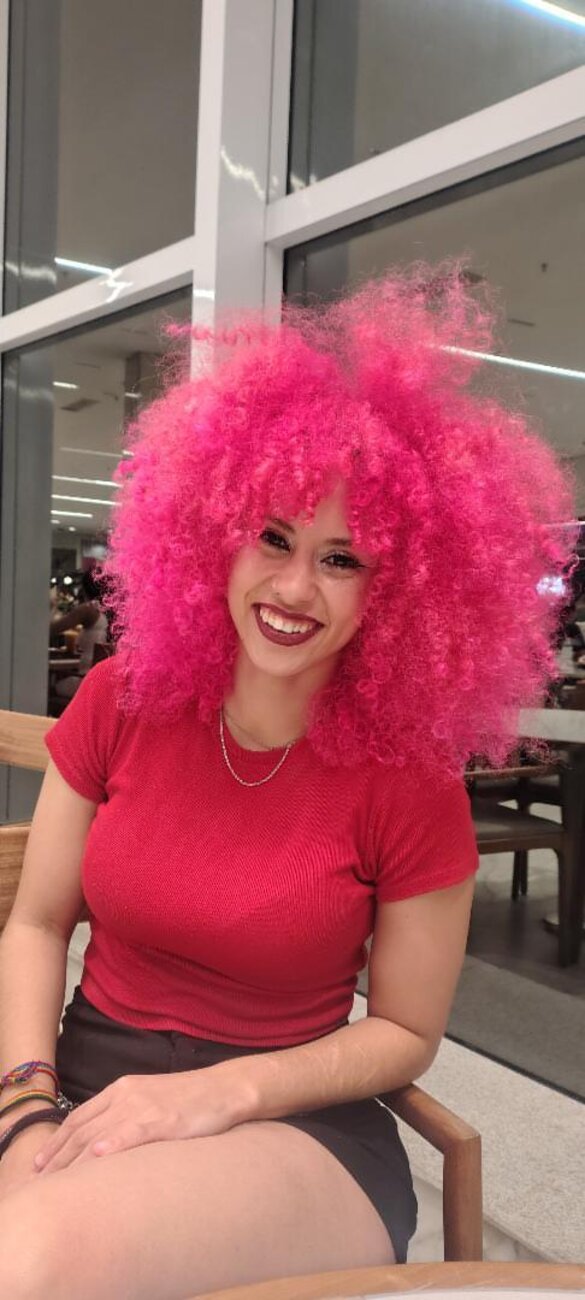 Jasmyne Lessa sorrindo, nail designer em Rebouças, Curitiba